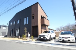 大きなカースペースがあり車2台止めてもお庭がとれます！２階には広々バルコニー。陽当たりを考えた間取り設計です。（建物プラン例。建物価格／1540万円 建物面積／92.74m2）
