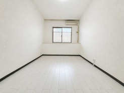 窓から穏やかな外の表情を感じられる室内は、すっきりと整えられ心地よい広がりを見せています
