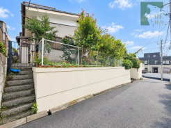 青空に映える緑豊かな植栽と落ち着いた佇まいが、穏やかな日常の始まりを予感させます。