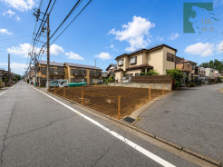 青空が広がる穏やかな街並みに馴染む、ゆとりある開放的なロケーションです