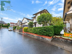 豊かな緑と穏やかな街並みが調和する、心地よい日常が広がる住環境です。