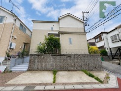 落ち着いた色合いの外観が、周辺の風景と自然に調和する佇まいです。日々の暮らしに安らぎをもたらす、穏やかな空気感が漂う住環境となっており、静かな毎日を過ごしたい方に適した心地よい空間が広がっています
