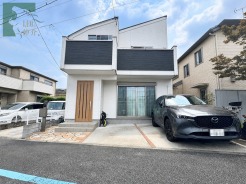 白と黒のコントラストが美しいスタイリッシュな外観が目を引く佇まいです
