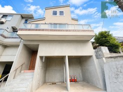 洗練されたコンクリートの質感と、空へ向かって伸びるようなシルエットが印象的です。異素材のコントラストが調和を生み出し、街並みの中で確かな存在感を放ちながらも、静かな落ち着きを感じさせる佇まいです
