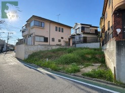 穏やかな住宅街に位置する、空が広く感じられる開放的な敷地です。周辺環境と調和しながら、自分らしい暮らしの理想を自由に描き出せる、これからの可能性に満ちた心地よい空間となっています
