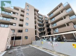 落ち着いた色調の外壁と整然としたフォルムが、街並みに静かに溶け込む端正な佇まいを見せています
