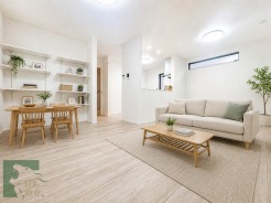 白を基調とした淡い色調でまとめられた、穏やかで調和のとれた空間。洗練されたシンプルな構成が心地よい広がりを生み出し、日々の暮らしに安らぎと静かな豊かさをもたらしてくれる、上質な時間が流れる住まいです
※家具と雑貨はAI生成したものになります。