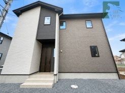洗練されたモノトーンの色合いが印象的で、街並みに落ち着きと調和をもたらす端正な佇まいが魅力の住まいです
