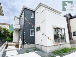 洗練されたモノトーンのコントラストが美しい外観は、街並みの中でも際立つ存在感を放ち、日々の暮らしに心地よい落ち着きと上質な彩りをもたらしてくれる住まいです
