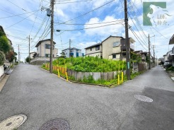 空が広く感じられる角地に位置し、周囲の穏やかな環境に馴染む心地よい開放感が魅力的な空間です
