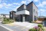 外観（施工例）
大きなバルコニーと広々カースペースを備えた快適な住空間。
