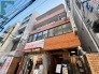 街並みに溶け込むタイル貼りの外観が、訪れる人を穏やかに迎えてくれる親しみやすい佇まいです
