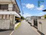 空の広がりを感じる、穏やかな時間が流れる落ち着いた住宅街の風景です。