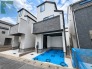 白と黒のコントラストが際立つ、シャープで洗練されたフォルムの佇まい。街並みに調和しながらも、モダンで凛とした存在感を放つ住まいが、日々の暮らしに心地よい静寂と上質な安らぎをもたらしてくれます
