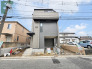 落ち着いた色合いの外観が周囲の街並みに溶け込みながらも洗練された佇まいを演出しています