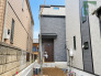落ち着いた色合いの外壁が上品な佇まいを演出し日々の暮らしをやさしく包み込む住まい