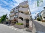 街並みに馴染む落ち着いた佇まいと、端正なフォルムが印象的な外観。周辺環境に調和しつつも、日々の生活をしっかりと支える安定感のある住まいが、穏やかな日常を予感させます
