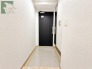 白を基調としたすっきりとした空間が広がり、シックな色合いの建具がアクセントとなる落ち着いた佇まいです

