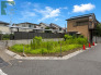 街並みに穏やかな落ち着きをもたらす、自然の緑が心地よく調和する角地の風景。