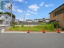 穏やかな住宅街に位置する、空が広く開放感を感じさせるゆとりある敷地です。