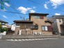 青い空の下、街並みに静かに溶け込む落ち着いた佇まいが、日々の暮らしに安らぎを感じさせてくれます。