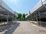 青空が広がる開放的な空間で、周囲の緑が心地よい調和を感じさせる整然とした敷地環境です
