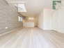 洗練されたアクセントクロスと柔らかな色合いが調和する、開放感あふれる穏やかな空間