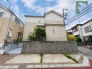 落ち着いた色合いの外観が、周辺の風景と自然に調和する佇まいです。日々の暮らしに安らぎをもたらす、穏やかな空気感が漂う住環境となっており、静かな毎日を過ごしたい方に適した心地よい空間が広がっています
