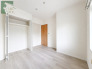 白を基調としたすっきりとした空間に木目の建具が優しく映える落ち着きのある室内