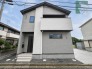 洗練されたモノトーンの色使いが印象的な外観。落ち着いた佇まいと直線を基調としたフォルムが、街並みに静かに調和し、日々の暮らしに安らぎと誇りをもたらす上質な住環境を演出しています
