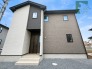洗練されたモノトーンの色合いが印象的で、街並みに落ち着きと調和をもたらす端正な佇まいが魅力の住まいです
