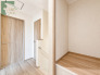 木目の美しい建具と柔らかな色合いが調和する、心地よい一体感のある空間です。