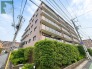 街並みに馴染む落ち着いた佇まいの外観は、整えられた植栽の緑と重厚な色合いが調和し、住まう人の日々の暮らしを穏やかに包み込むような安定感のあるデザインが魅力です
