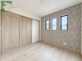 洗練された石目調のアクセントクロスが落ち着いた雰囲気を醸し出すプライベート空間