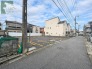 閑静な住宅街に位置しており、周囲は落ち着いた雰囲気が漂う環境です。広々とした敷地は開放感があり、周辺の街並みと調和した暮らしやすい空気が流れています。これからの生活の基盤として静かに馴染む場所です
