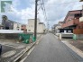 日々の暮らしが穏やかに流れる、落ち着いた住宅街の風景です。周囲の環境に溶け込み、日常に馴染む素朴で心地よい街並みが、穏やかな時間を感じさせてくれます
