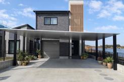 外観(施工例)レオ・オートクチュール住宅 自由設計 大きなカーポートと端正な佇まいが映える、ゆとりある上質モダン邸宅。