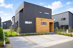 外観(施工例)
ブラック×木目が映える、洗練されたモダンデザインの住まい。