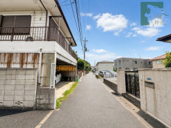 空の広がりを感じる、穏やかな時間が流れる落ち着いた住宅街の風景です。