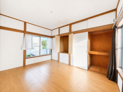 白壁と木の質感が調和した、心落ち着く空間です。すっきりとしたデザインが日々の暮らしに寄り添います