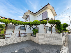 空とのコントラストが美しい、品のある佇まい。周囲の街並みと調和する、心地よい外観デザインです