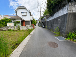 穏やかな空気が流れる住宅街。日々の暮らしに寄り添う、静かで落ち着いた街並みが広がります