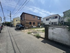 穏やかな空気が流れる閑静な住宅街に佇み、日々の暮らしをしっとりと包み込む落ち着いたロケーションです
