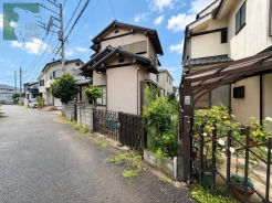 青空の下に穏やかな時間が流れる、落ち着いた佇まいの街並みに寄り添う住まいです。
