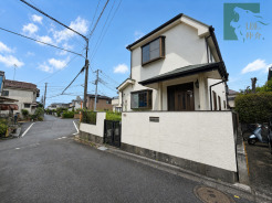 閑静な住宅街の一角に佇む、日々の暮らしに安らぎを感じさせてくれる落ち着いた住まいです。