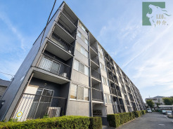 空へ向かって静かに佇む端正なフォルムが、街並みに落ち着いた表情を添えています。