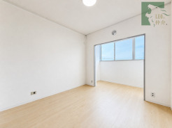 余計な装飾を削ぎ落としたシンプルな空間が、暮らしの自由度を高めてくれる穏やかな佇まいです。