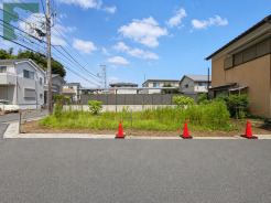 穏やかな住宅街に位置する、空が広く開放感を感じさせるゆとりある敷地です。