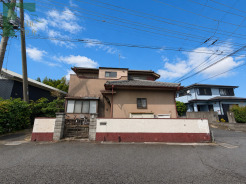 青い空に映える落ち着いた佇まいが、穏やかな日常の始まりを感じさせてくれる住まいです。