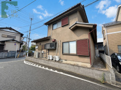 街並みに馴染む落ち着いた佇まいで、日々の暮らしを静かに見守る素朴な外観が印象的です。